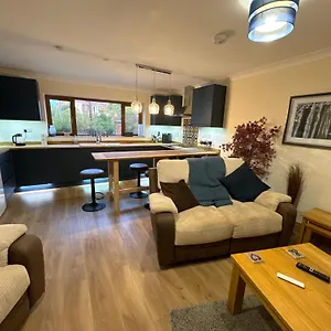 New Flat, 3 X Double Bed En-suite Bedrooms, Private Kitchen & Lounge, Free Private Parking & Own Workspaces Apartment